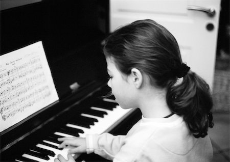 piano à queue - Fille jouant le piano, côté vue, b&w Photographie de stock - Premium Libres de Droits, Code: 695-03385113