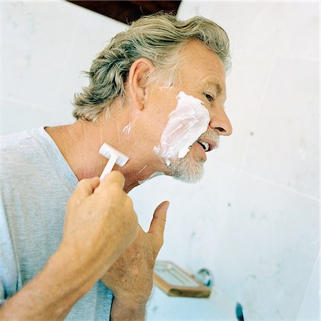 simsearch:632-03027414,k - Mature man shaving, side view Stock Photo - Premium Royalty-Free, Code: 695-03385342