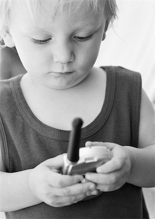 simsearch:632-06779167,k - Child looking at phone, close-up, b&w Foto de stock - Royalty Free Premium, Número: 695-03385369