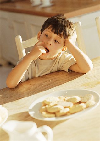 dreaming about eating - Boy sitting at table Foto de stock - Sin royalties Premium, Código: 695-03385373
