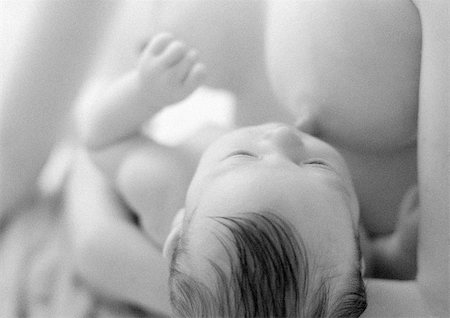 Infant breastfeeding, b&w Foto de stock - Sin royalties Premium, Código: 695-03385481