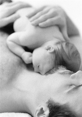 simsearch:695-03384924,k - Father lying down with infant on chest,  b&w Foto de stock - Royalty Free Premium, Número: 695-03385507