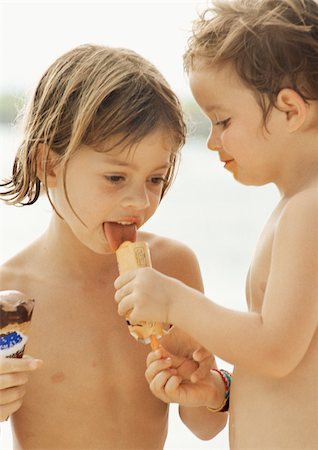 simsearch:632-03898066,k - Deux enfants qui partagent la crème glacée, portrait. Photographie de stock - Premium Libres de Droits, Code: 695-03385627