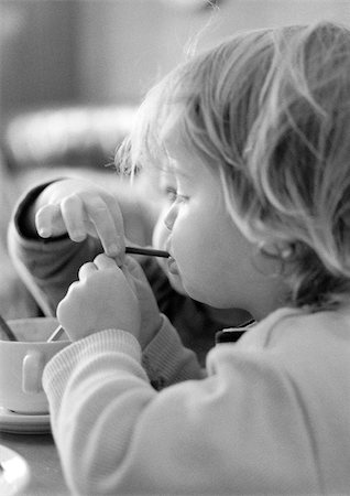 Two children sharing same straw, b&w. Foto de stock - Sin royalties Premium, Código: 695-03385635