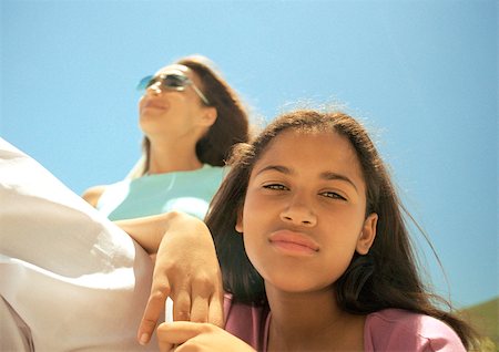 simsearch:400-06207710,k - Portrait of girl and mother, low angle view Foto de stock - Sin royalties Premium, Código: 695-03385735