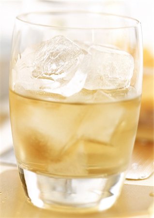 simsearch:695-05774901,k - Whiskey with ice cubes, close-up Fotografie stock - Premium Royalty-Free, Codice: 695-03385740