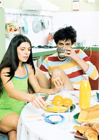 simsearch:656-04926504,k - Young couple sitting at table having breakfast. Foto de stock - Sin royalties Premium, Código: 695-03385923