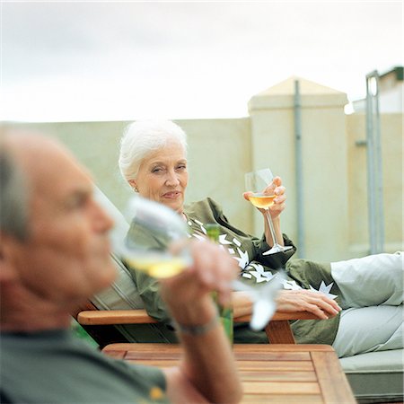 simsearch:614-06623315,k - Reifer Mann und Frau einen Drink draußen, Fokus auf Frau im Hintergrund Stockbilder - Premium RF Lizenzfrei, Bildnummer: 695-03386008