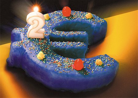 simsearch:695-03386044,k - Euro sign birthday cake, number two candle burning on top. Foto de stock - Royalty Free Premium, Número: 695-03386035