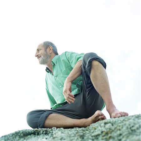 simsearch:695-03384125,k - Mature man sitting on rocks, low angle view Foto de stock - Royalty Free Premium, Número: 695-03386194