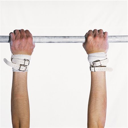 simsearch:632-01145022,k - Gymnast grasping bar, close-up Foto de stock - Sin royalties Premium, Código: 695-03386240