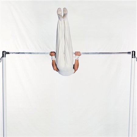 simsearch:632-05759894,k - Male gymnast swinging on horizontal bar Foto de stock - Sin royalties Premium, Código: 695-03386256