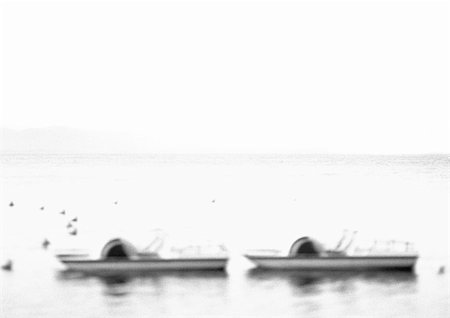 pédalo - Paddle boats in water, defocused, b&w. Stock Photo - Premium Royalty-Free, Code: 695-03386291