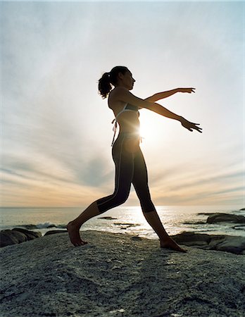 simsearch:855-03254870,k - Woman performing tai chi on beach, silhouette Foto de stock - Sin royalties Premium, Código: 695-03386421