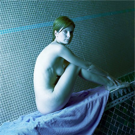 simsearch:695-05776036,k - Nude woman sitting on bath towel in hammam, side view, portrait Foto de stock - Sin royalties Premium, Código: 695-03386604