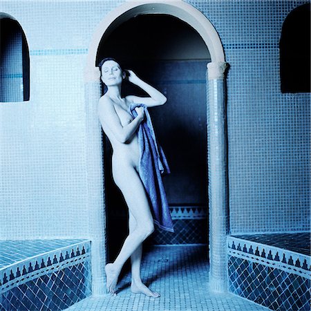 simsearch:695-05776036,k - Nude woman standing under arch Foto de stock - Sin royalties Premium, Código: 695-03386603