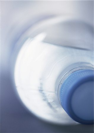 Kunststoff Wasserflasche, close-up Stockbilder - Premium RF Lizenzfrei, Bildnummer: 695-03386715