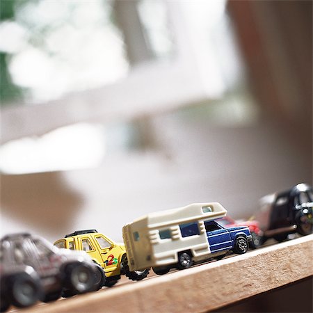 embotellamiento - Toy cars lined up on table Foto de stock - Sin royalties Premium, Código: 695-03386822