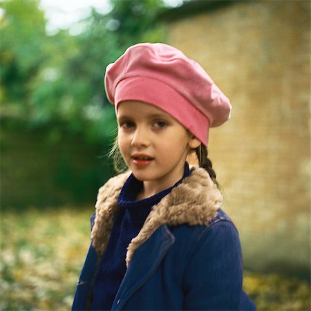 simsearch:695-05767597,k - Girl outside wearing pink beret, winter coat, looking at camera Fotografie stock - Premium Royalty-Free, Codice: 695-03387278