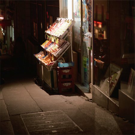 simsearch:695-03387306,k - Convenience store exterior, night Stock Photo - Premium Royalty-Free, Code: 695-03387306
