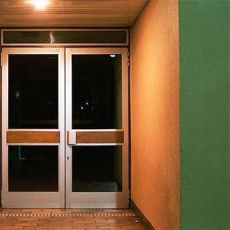 simsearch:695-05777082,k - Closed doors at night Foto de stock - Royalty Free Premium, Número: 695-03387309