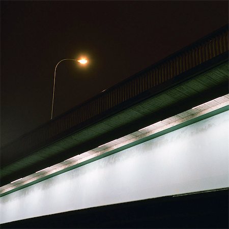simsearch:695-05777082,k - Street light on bridge at night Foto de stock - Royalty Free Premium, Número: 695-03387302