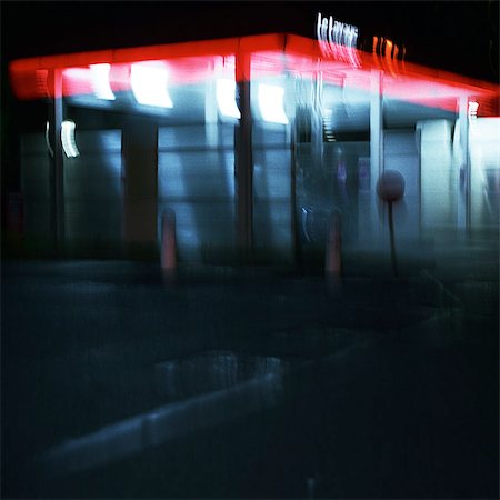 simsearch:695-05777082,k - Deserted service station at night, long exposure Foto de stock - Royalty Free Premium, Número: 695-03387314
