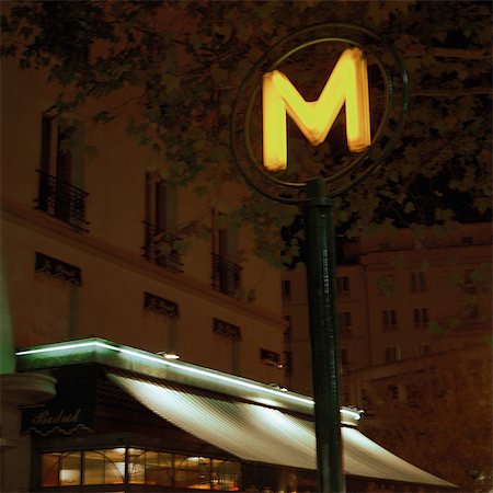 simsearch:696-03396361,k - France, Paris, metro sign at night, low angle Foto de stock - Sin royalties Premium, Código: 695-03387317