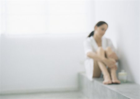 simsearch:633-01992734,k - Woman sitting in corner with knees up, blurred Foto de stock - Royalty Free Premium, Número: 695-03387568