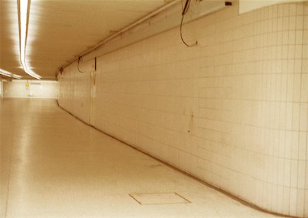 simsearch:632-03629718,k - Empty subterranean corridor Foto de stock - Royalty Free Premium, Número: 695-03387671