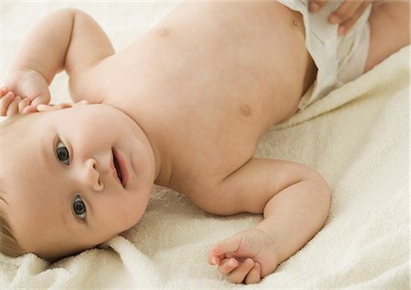 simsearch:695-03384924,k - Baby being diapered, looking at camera Foto de stock - Royalty Free Premium, Número: 695-03388216