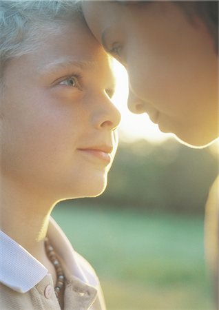 romantic girl boy pictures - Boy and girl with foreheads touching Foto de stock - Sin royalties Premium, Código: 695-03388296