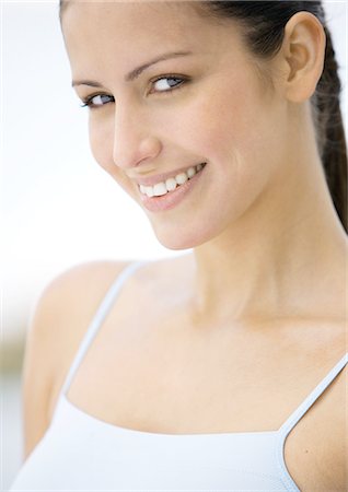 simsearch:695-03388489,k - Woman smiling, portrait Fotografie stock - Premium Royalty-Free, Codice: 695-03388480