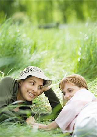 simsearch:400-05372366,k - Jeune femme et fille couché dans l'herbe ensemble Photographie de stock - Premium Libres de Droits, Code: 695-03388510