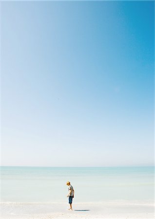 simsearch:633-01713848,k - Enfant debout sur la plage à mi-distance Photographie de stock - Premium Libres de Droits, Code: 695-03388582
