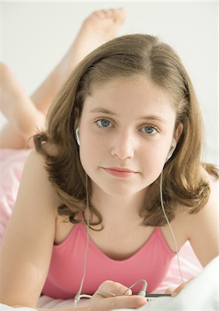 simsearch:695-03388756,k - Préados fille écoutant les écouteurs Photographie de stock - Premium Libres de Droits, Code: 695-03388752