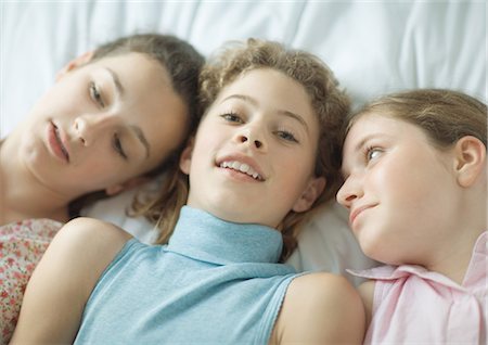 simsearch:695-03389357,k - Adolescentes couché ensemble Photographie de stock - Premium Libres de Droits, Code: 695-03388763
