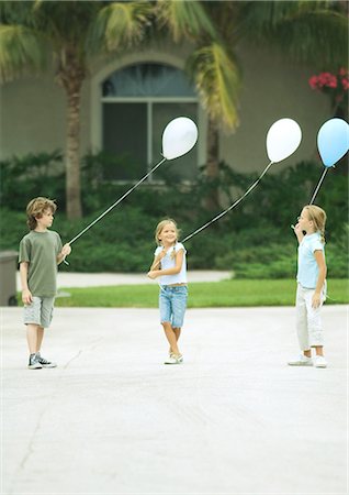 simsearch:640-02769656,k - Suburban children holding balloons Foto de stock - Sin royalties Premium, Código: 695-03388773