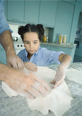 simsearch:695-05779047,k - Père et fille, faire la pâte à tarte Photographie de stock - Premium Libres de Droits, Code: 695-03388833