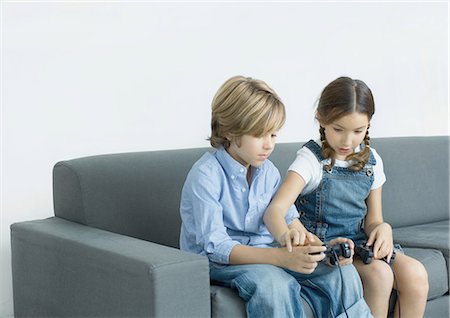 simsearch:628-03201305,k - Girl helping boy with joystick Foto de stock - Sin royalties Premium, Código: 695-03388878