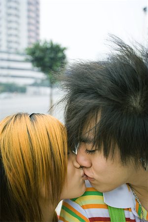 simsearch:695-03388906,k - Teenage couple kissing in urban setting Foto de stock - Sin royalties Premium, Código: 695-03388899