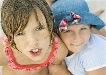 simsearch:695-03380035,k - Two girls on beach, close-up portrait Foto de stock - Royalty Free Premium, Número: 695-03388951