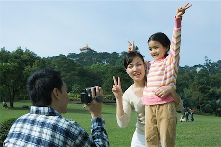 simsearch:633-05401448,k - Man videotaping daughter and wife in park Stock Photo - Premium Royalty-Free, Code: 695-03388964