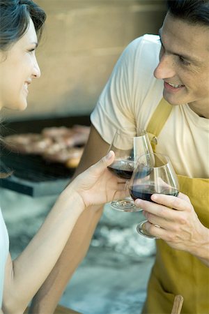 simsearch:695-03389116,k - Couple having cookout and clinking wine glasses Foto de stock - Royalty Free Premium, Número: 695-03389113