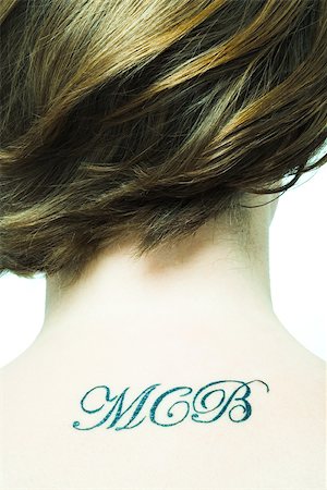 Initials tattooed on teenage girl's back Foto de stock - Sin royalties Premium, Código: 695-03389139