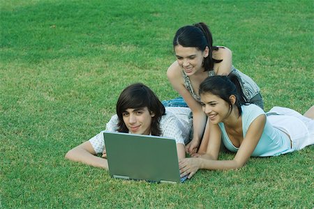 simsearch:695-03375661,k - Groupe de jeunes amis couché sur l'herbe, ensemble, à l'aide d'ordinateur portable Photographie de stock - Premium Libres de Droits, Code: 695-03389165