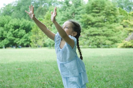 simsearch:695-05764298,k - Jeune fille debout sur l'herbe avec les bras en l'air Photographie de stock - Premium Libres de Droits, Code: 695-03389187
