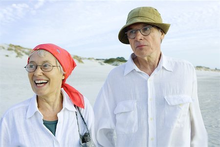 simsearch:695-05766075,k - Senior couple on beach Stock Photo - Premium Royalty-Free, Code: 695-03389222