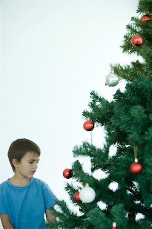 simsearch:632-03083507,k - Junge in der Nähe Weihnachtsbaum Stockbilder - Premium RF Lizenzfrei, Bildnummer: 695-03389247