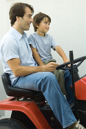 Père et fils sur la tondeuse à gazon d'équitation Photographie de stock - Premium Libres de Droits, Code: 695-03389254